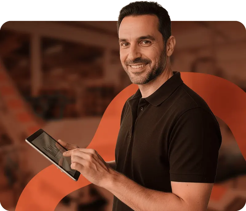 Cliente sorridente utilizando o ERP WebMais