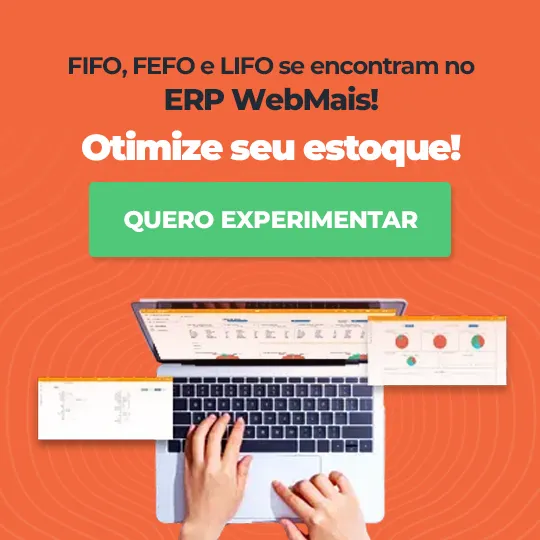 Banner de uma mão mexendo no notebook com o sistema ERP WebMais aberto em relatórios ao lado do texto “FIFO, FEFO e LIFO se encontram no ERP WebMais”.