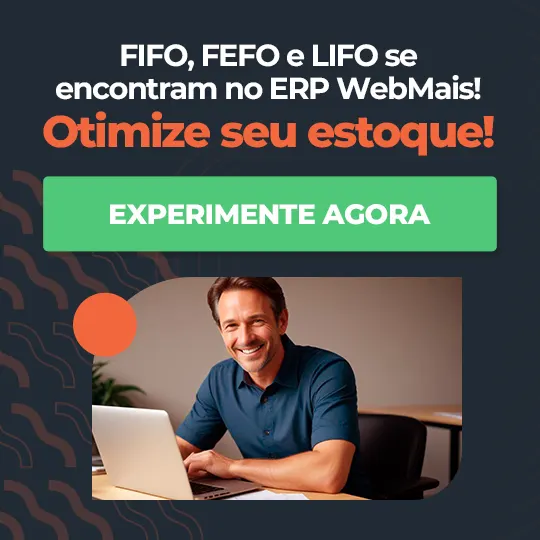 Banner de um homem com expressão feliz na frente do notebook ao lado do texto “FIFO, FEFO e LIFO se encontram no ERP WebMais”