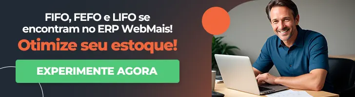 Banner de um homem com expressão feliz na frente do notebook ao lado do texto “FIFO, FEFO e LIFO se encontram no ERP WebMais”